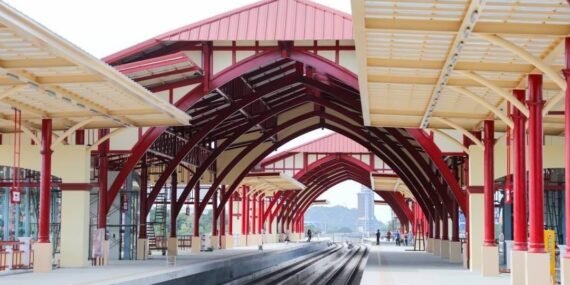 สถา สถานีรถไฟ , สถานีรถไฟหัวหิน , การเดินทาง